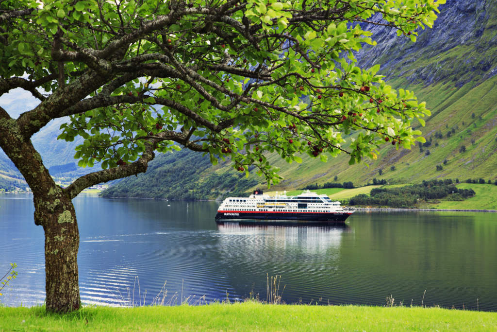 Besök hamnar, fjordar och platser med vacker natur, utvalda av kustexperter.